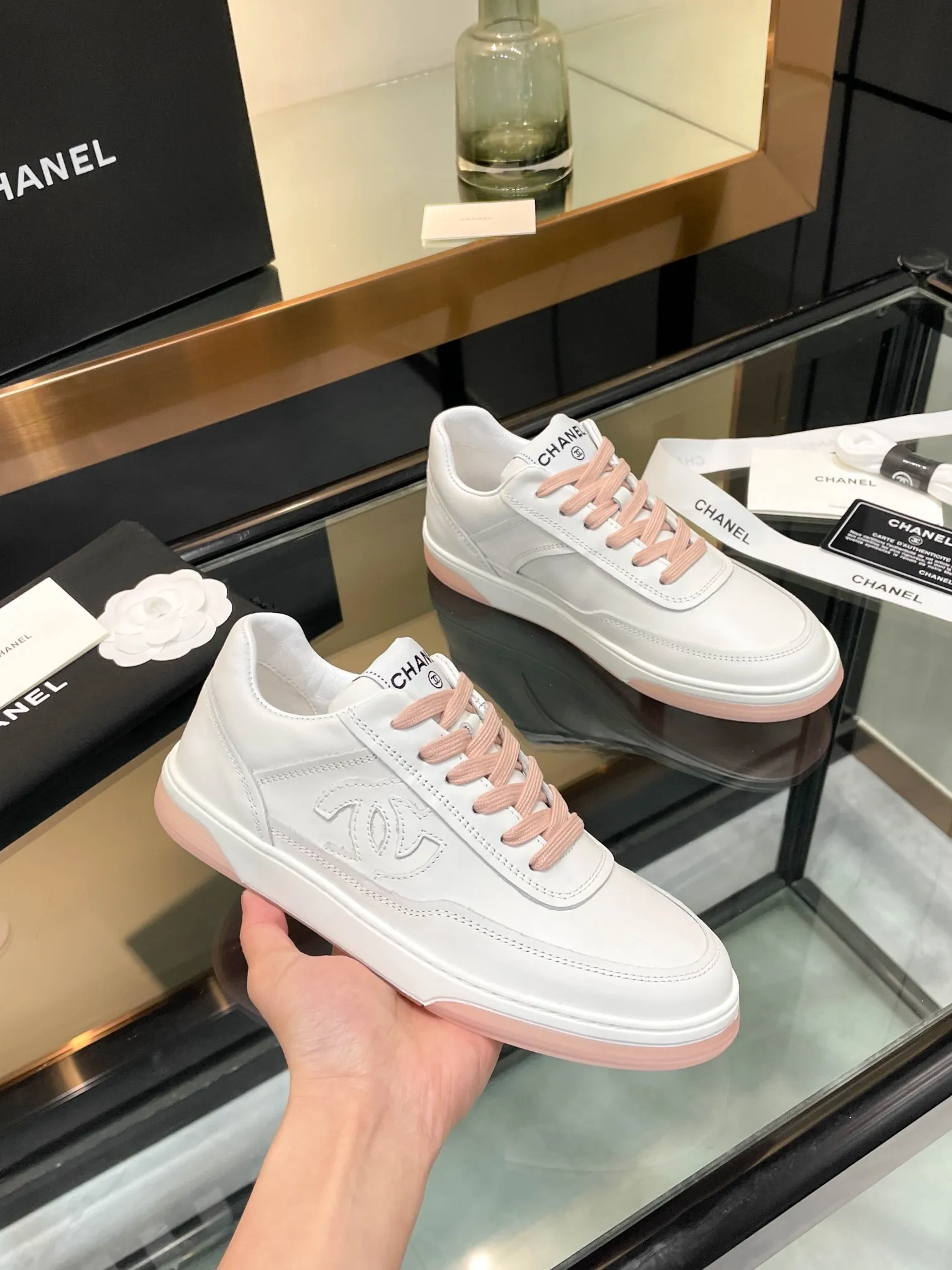 👟👟Ex-factory price 520👟👟Chanel Chanel 25SF latest model full leather panda color white shoes casual sports shoes skateboard shoes original purchase and development production Xiaoxiang C Home Another super popular item in the counter, loved by Internet celebrity bloggers and sisters, and various praises on social platforms. It is very popular, has a high texture, is breathable and super spring and summer. Seeing this issue always arouses the inner desire of girls for fashion. The latest suede material, classic black and white color, full of fashionable feeling on the feet, easy to care for. Fabric: Original customized imported cowhide material. Lining: Customized soft sheepskin lining. Sole: Original molded TPU non-slip outsole. Bottom thickness: 2.5CM. Size: Women's size 35-40 (custom-made sizes 40 are non-refundable)